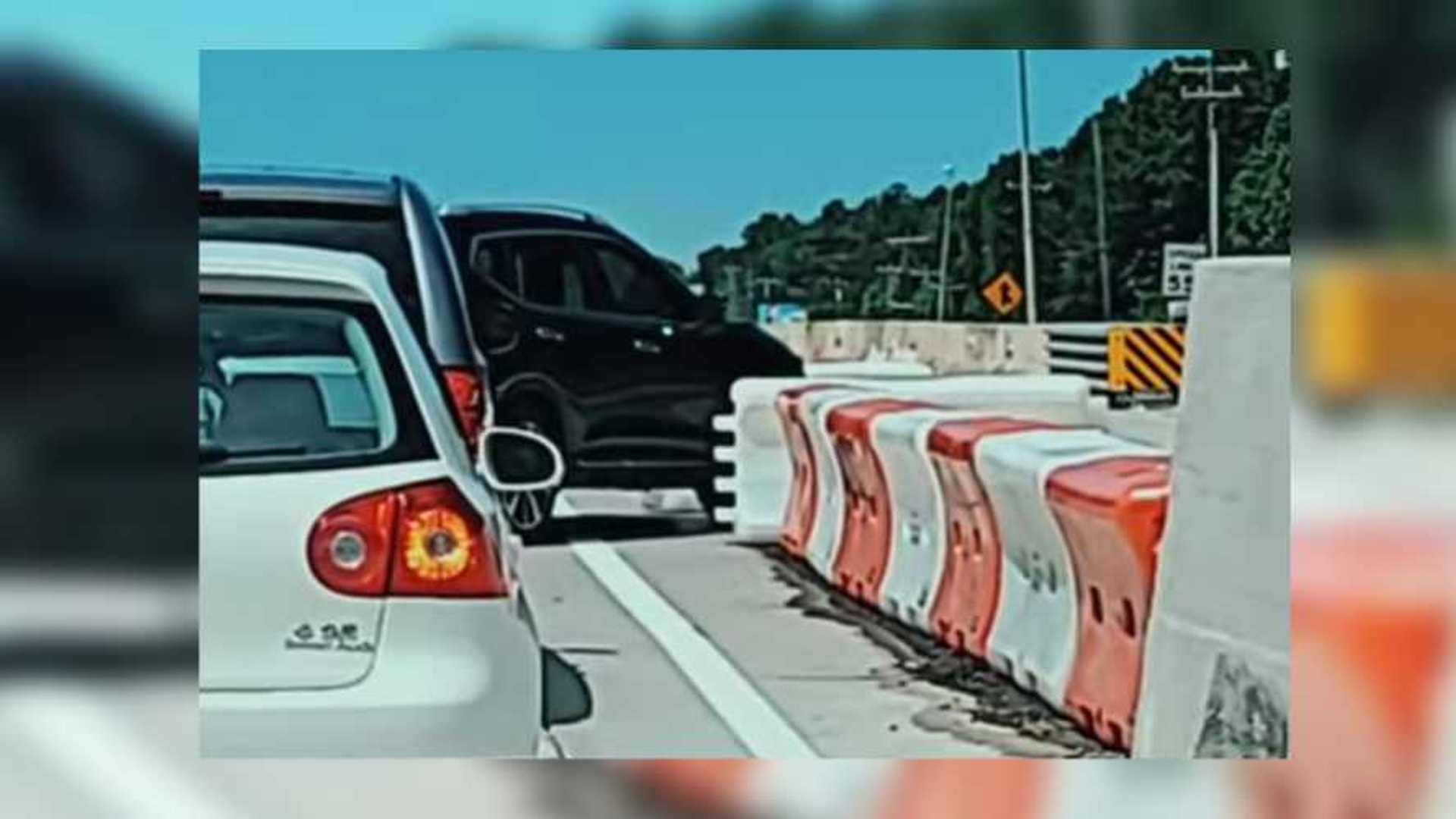 Dubious SUV Driver Disassembles Safety Barrier To Dodge Traffic Jam - newspostwall Dubious SUV Driver Disassembles Safety Barrier To Dodge Traffic Jam