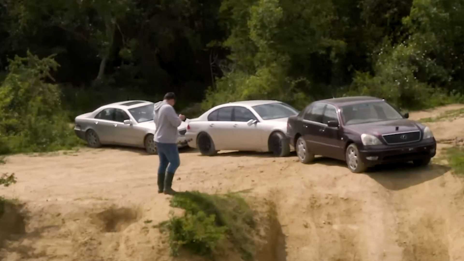 Watch Old Luxury Sedans Go Off-Road Because Why Not 1 Watch Old Luxury Sedans Go Off-Road Because Why Not