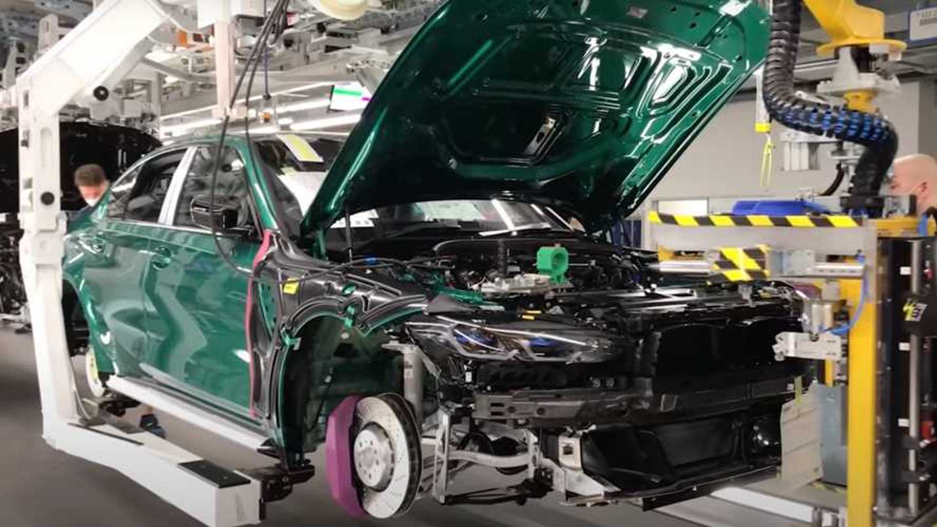 Watch The 2021 BMW M3 Competition Come Alive On The Assembly Line 1 Watch The 2021 BMW M3 Competition Come Alive On The Assembly Line