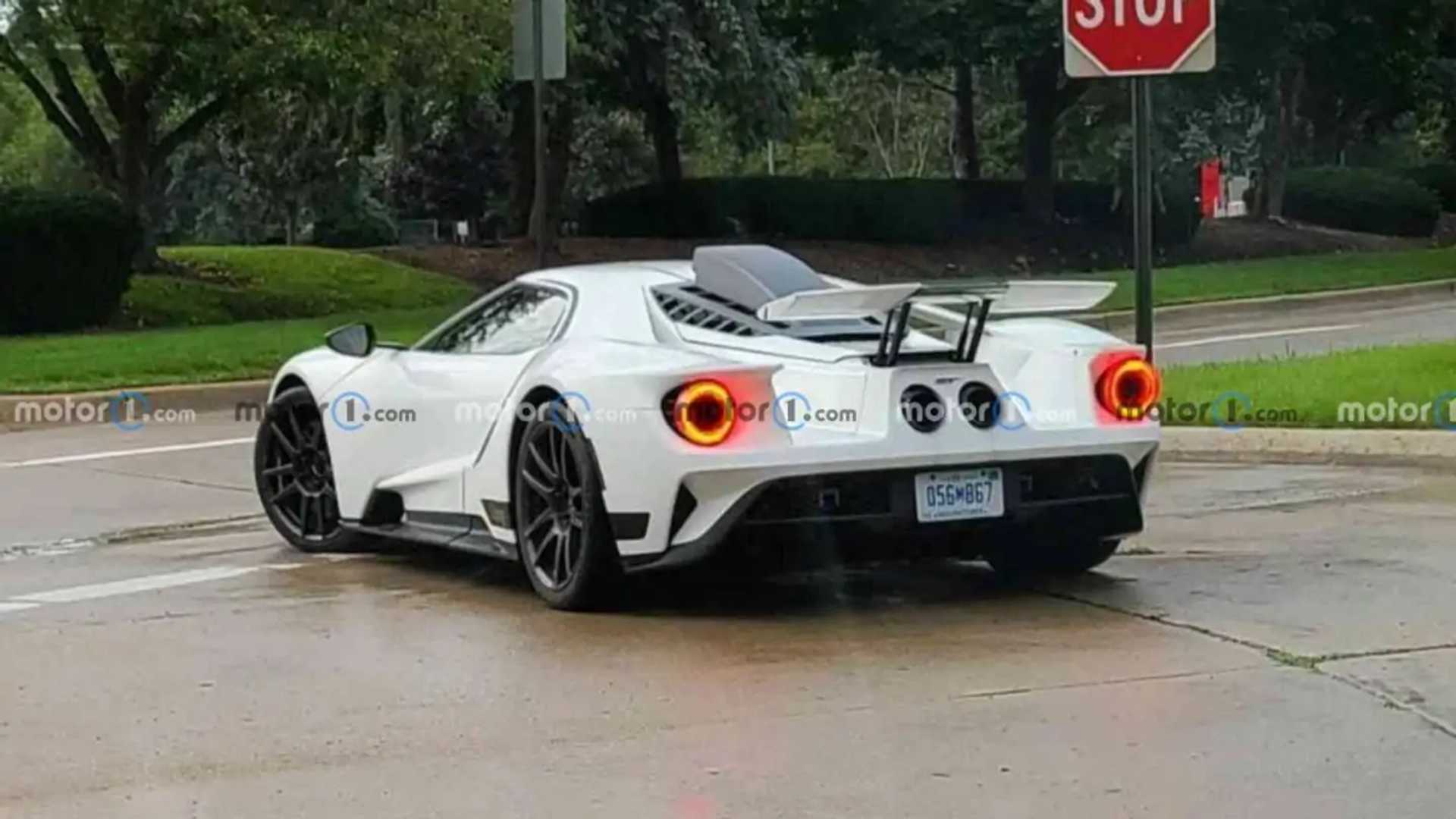 Ford GT Send-Off Edition Spied With Massive Roof Scoop 1 Ford GT Send-Off Edition Spied With Massive Roof Scoop