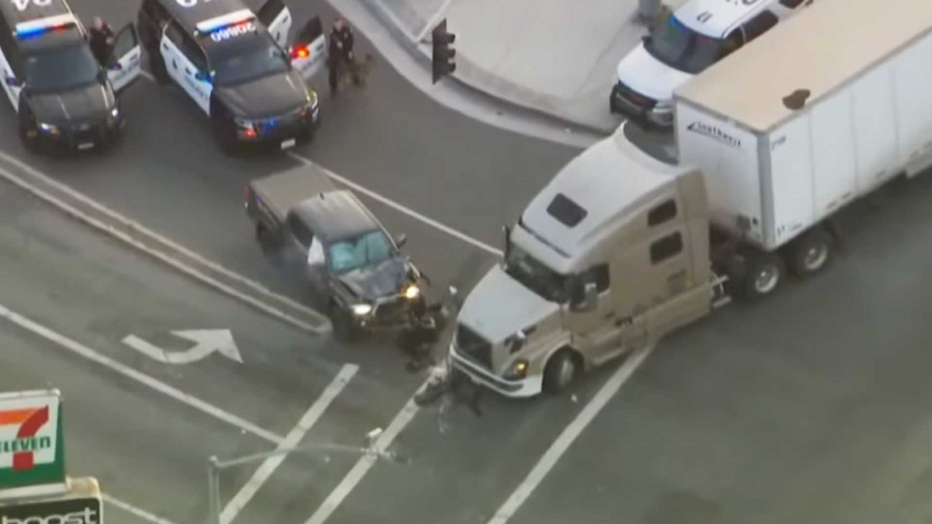 See This Semi Driver End A Police Chase By Crashing Into Criminal 1 See This Semi Driver End A Police Chase By Crashing Into Criminal
