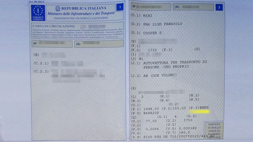 La carta di circolazione di un'auto a benzina