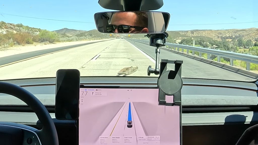 Quanto dura il coast to coast su una Tesla a guida autonoma? Pochissimo 2 il-detrito-metallico-colpito-dalla-tesla-model-y-mentre-viaggiava-in-modalita-fsd