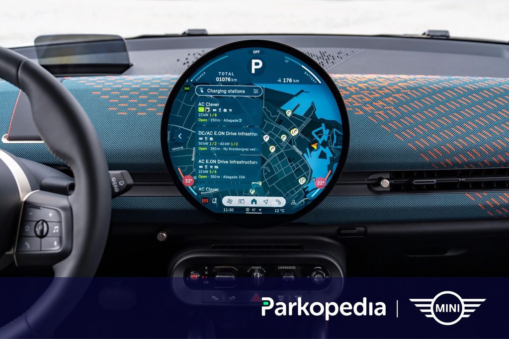 il-display-della-mini-elettrica-con-le-schermate-di-parkopedia