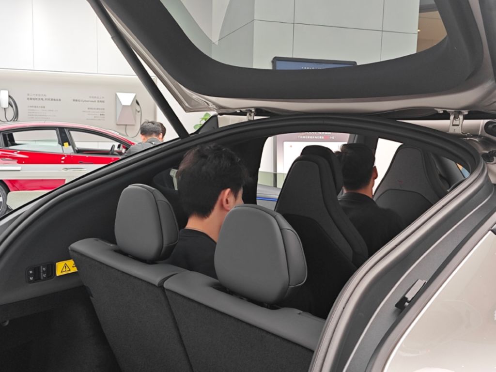 Critiche alla nuova Tesla Model Y L: ecco perché 3 lo-spazio-per-la-testa-nella-nuova-tesla-model-y-l