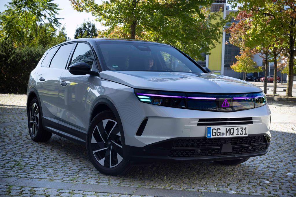 opel-otonom-araclarda-yapay-zeka-destekli-aydinlatma-iletisim-sistemi-2