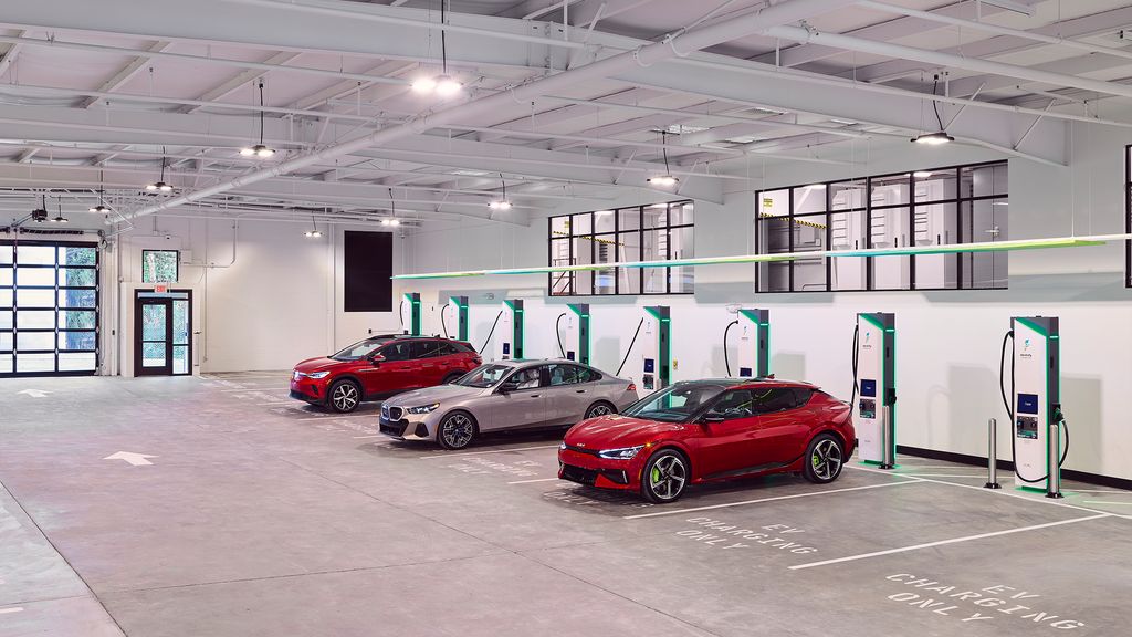 BMW elbilar ses som laddas vid en inomhus ELECTRIFY America EV -laddningsstation i San Francisco. 