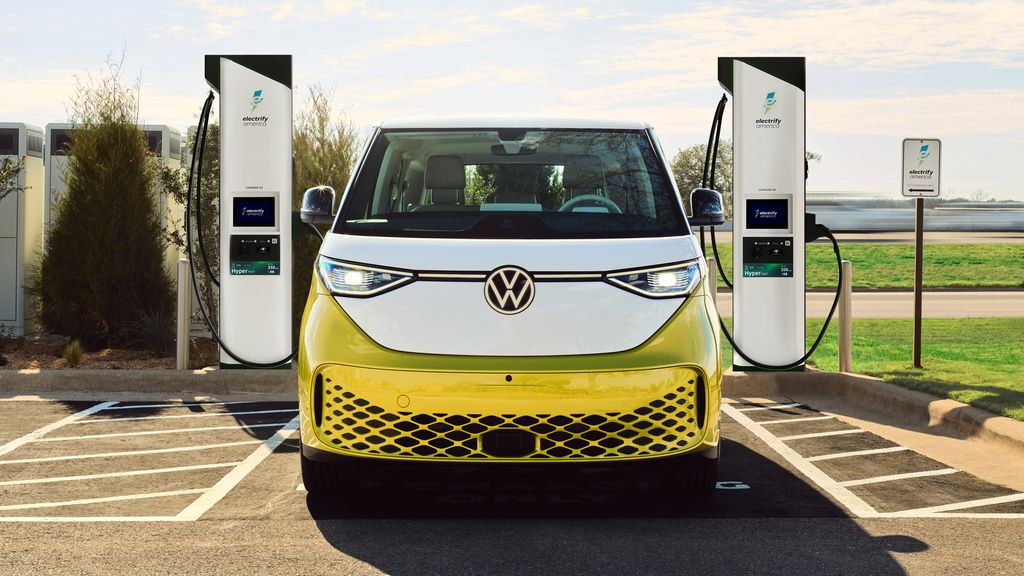 En Volkswagen ID.Buzz Electric Van som laddar på en Electrify America -laddningsstation.