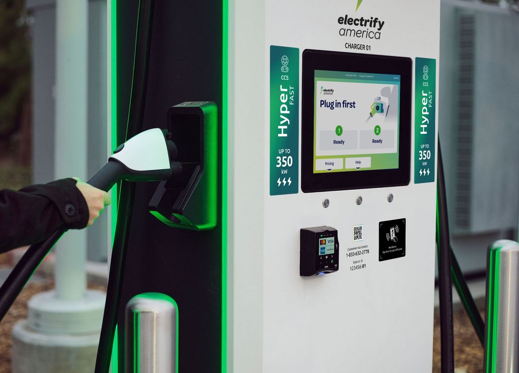 En Electrify America -laddare ses på nära håll. 