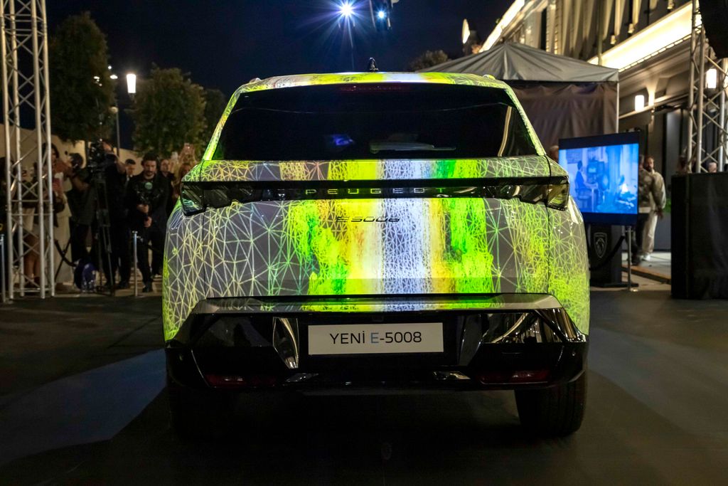 peugeot-e-5008-art-on-cars-3