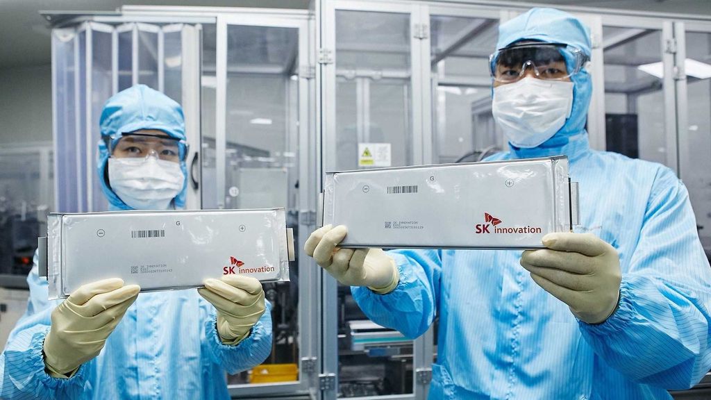 ricercatori-lavorano-su-celle-agli-ioni-di-litio-di-sk-on