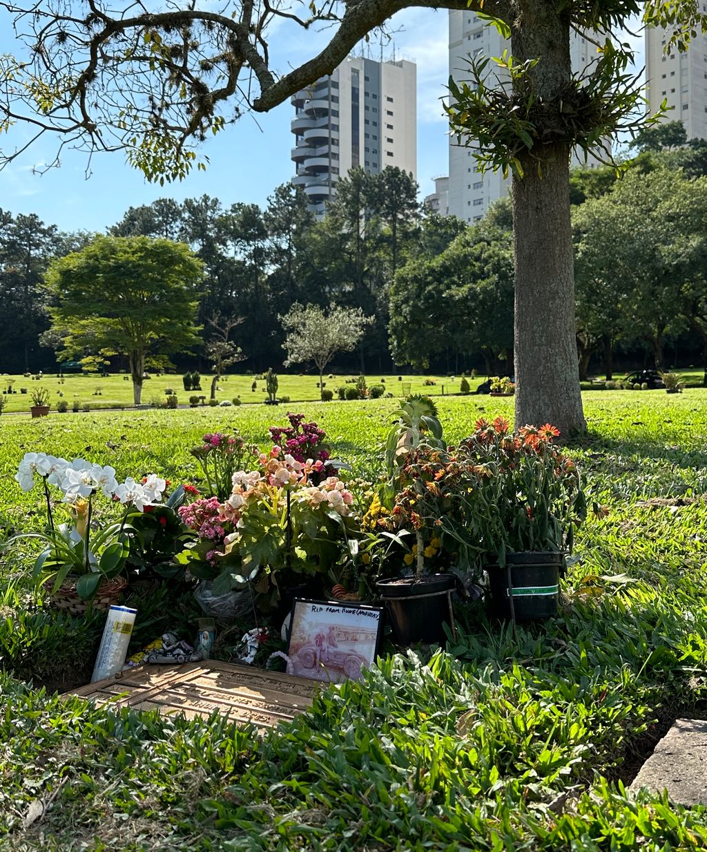 Un curioso recuerdo de Fangio en la tumba de Ayrton Senna