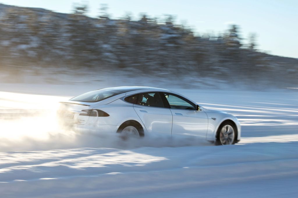tesla-model-s-nella-neve