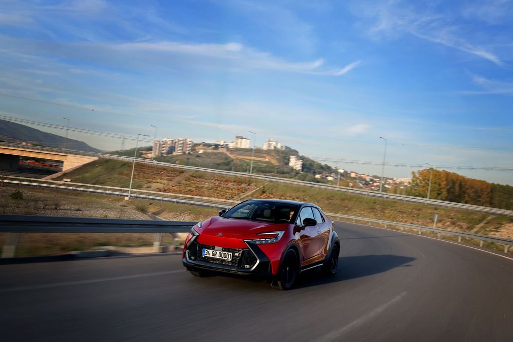 toyota-c-hr-hybrid-gr-sport-2