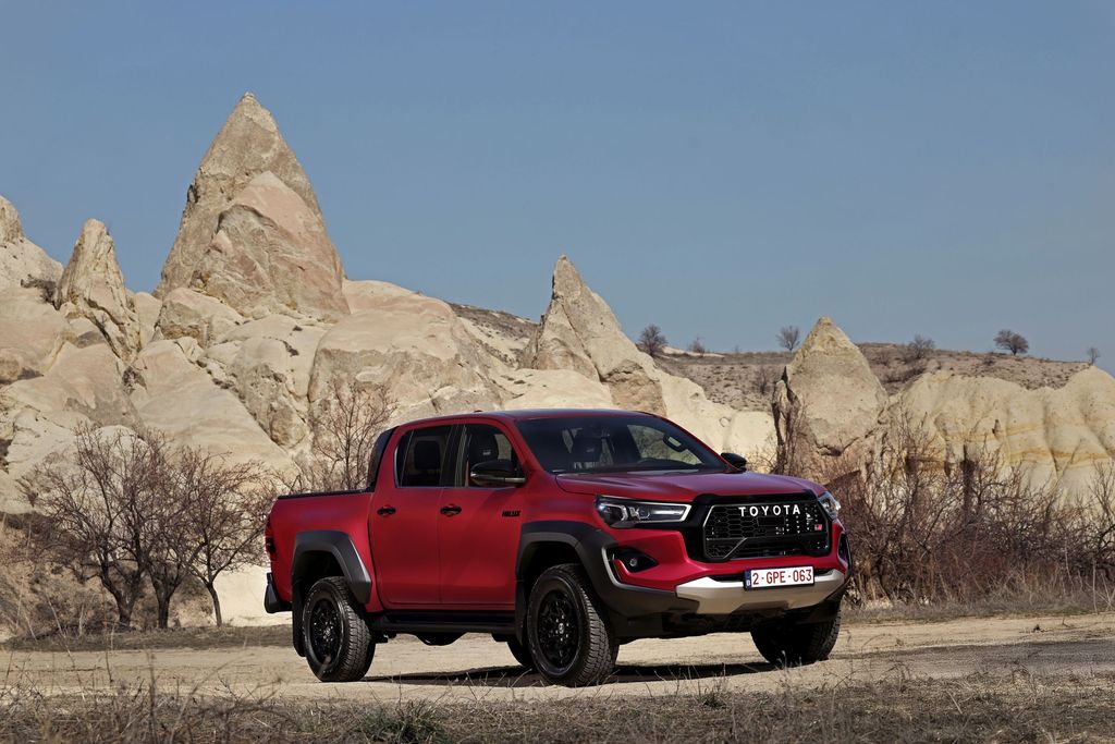 toyota-hilux-gr-sport-1-1