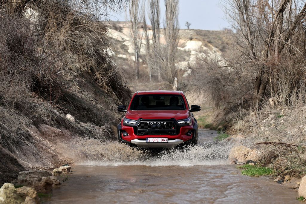 toyota-hilux-gr-sport-4-1