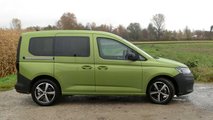 VW Caddy (2021): Die Farbei heißt Golden Green Metallic.