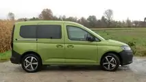 VW Caddy (2021): Die Farbei heißt Golden Green Metallic.