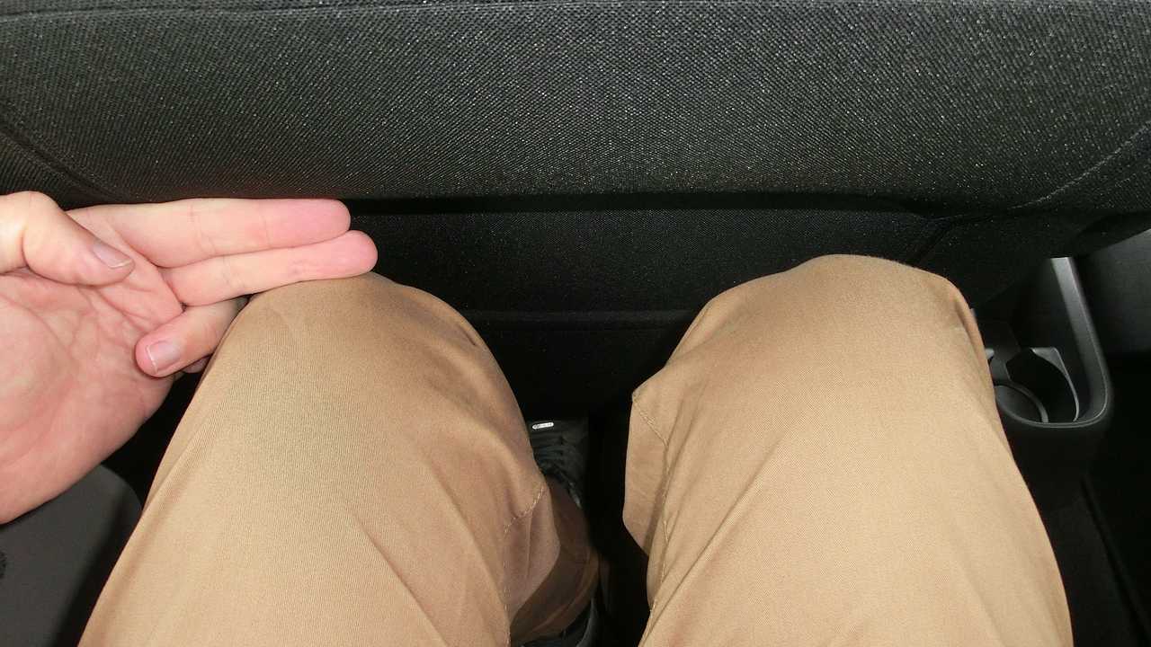 Citroen C3 (2021): Vor den Knien sind gerade noch zwei Fingerbreit Raum.