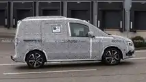 Mercedes-Benz T-Class nuova foto spia (vista laterale)