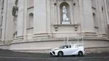 Papst Franziskus erhält einen Toyota Mirai als Papamobil