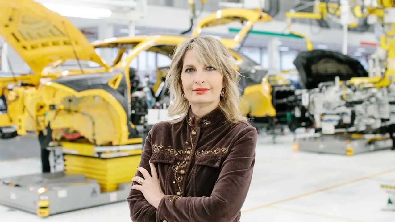 Katia Bassi in posa all'interno dello stabilimento Lamborghini