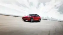 Una Model Y rossa di tre quarti anteriore