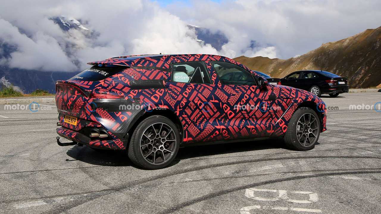 Aston Martin DBX S foto spia