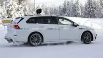 VW Golf R Variant (2021) fast ungetarnt erwischt