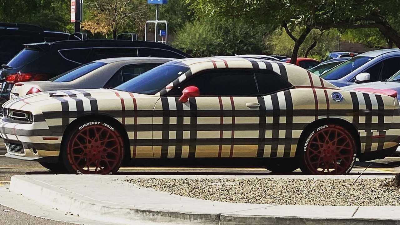 Burberry desenli Dodge Charger