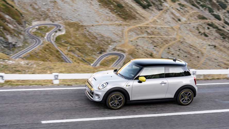 Mini Cooper SE, tra i Carpazi con una ricarica