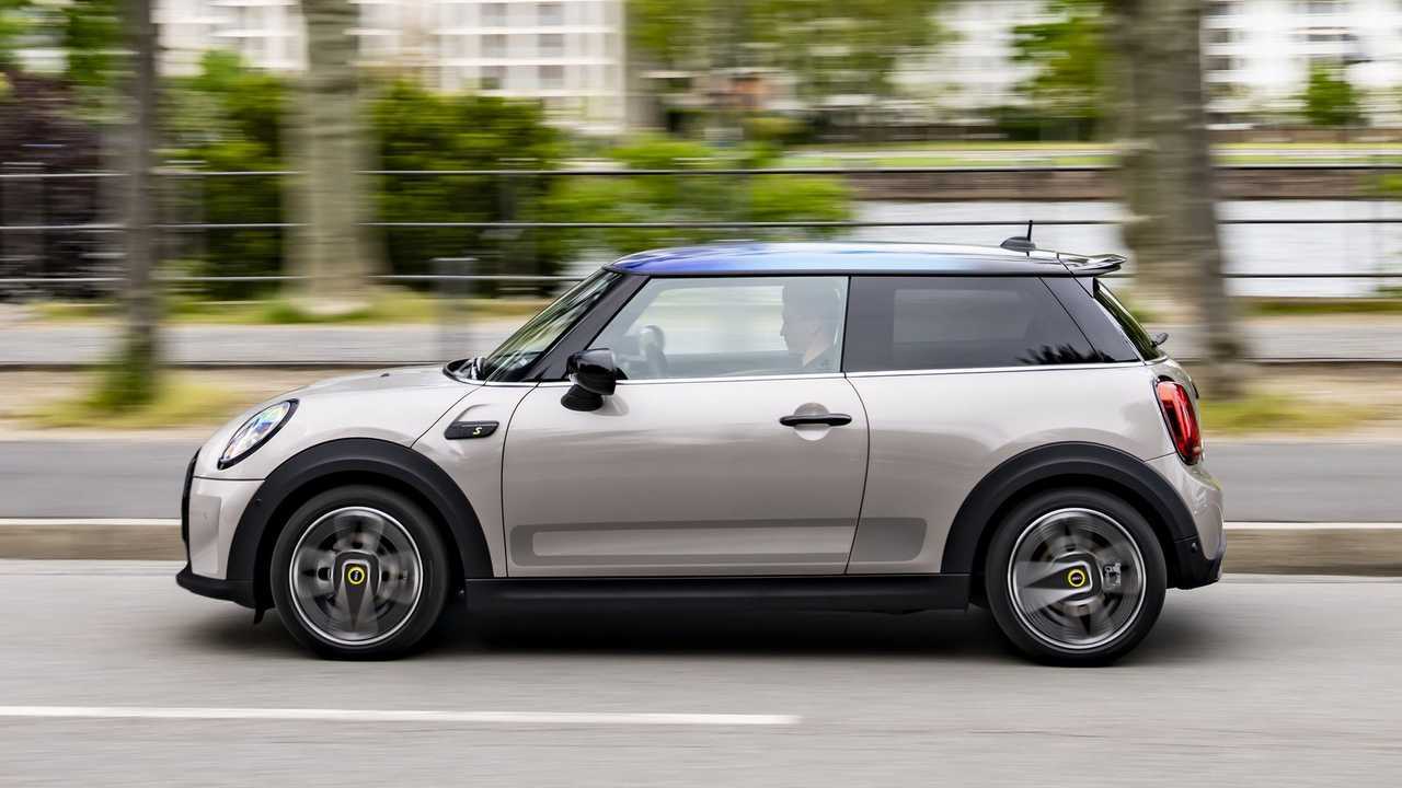 Mini Cooper SE (Europa) (11) lateral movimento