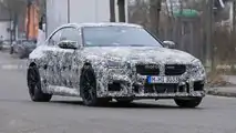 Foto spia BMW M2 Coupe 2023 con meno mimetizzazione