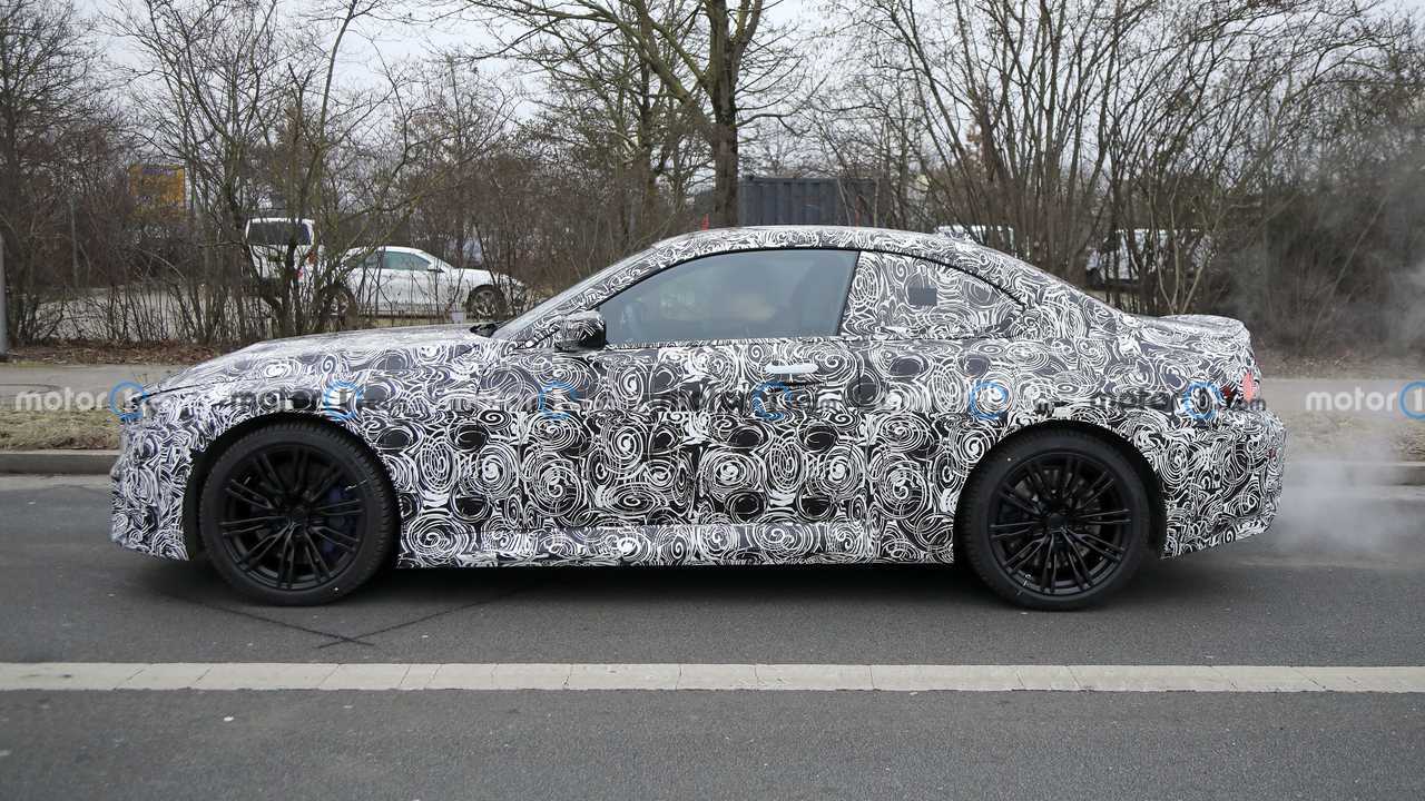 Foto spia BMW M2 Coupe 2023 con meno mimetizzazione