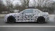 Foto spia BMW M2 Coupe 2023 con meno mimetizzazione