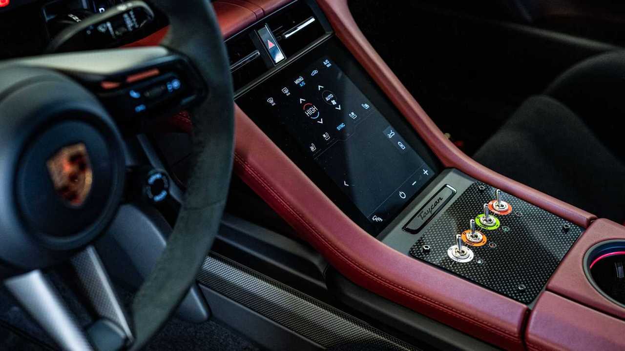 Interior do carro de segurança Porsche Taycan Turbo S Formula E