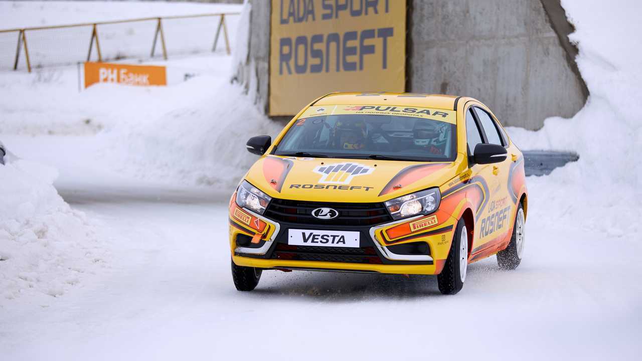 Гоночная Lada Vesta на льду