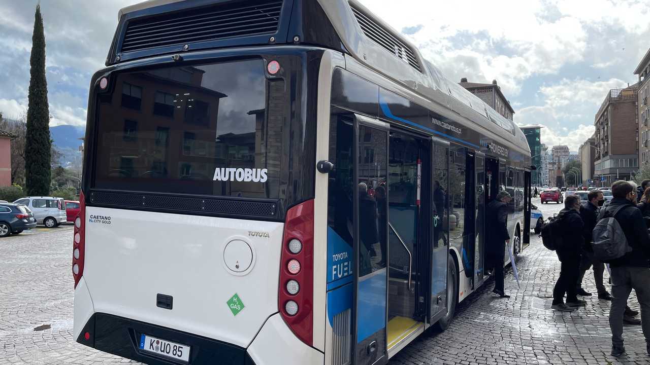 Il bus a idrogeno H2. City Gold di Toyota e Caetano presentato a Terni