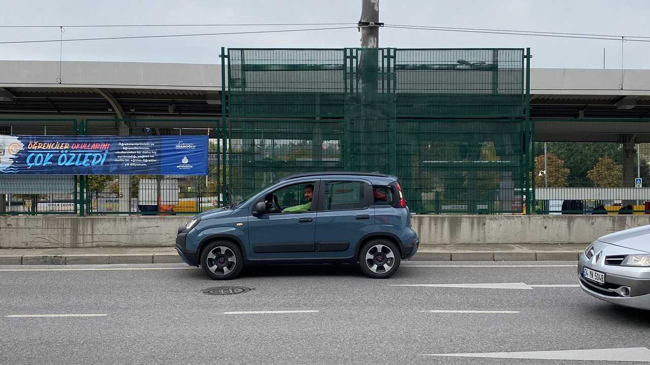 Fiat Panda у одной из станций метро Стамбула