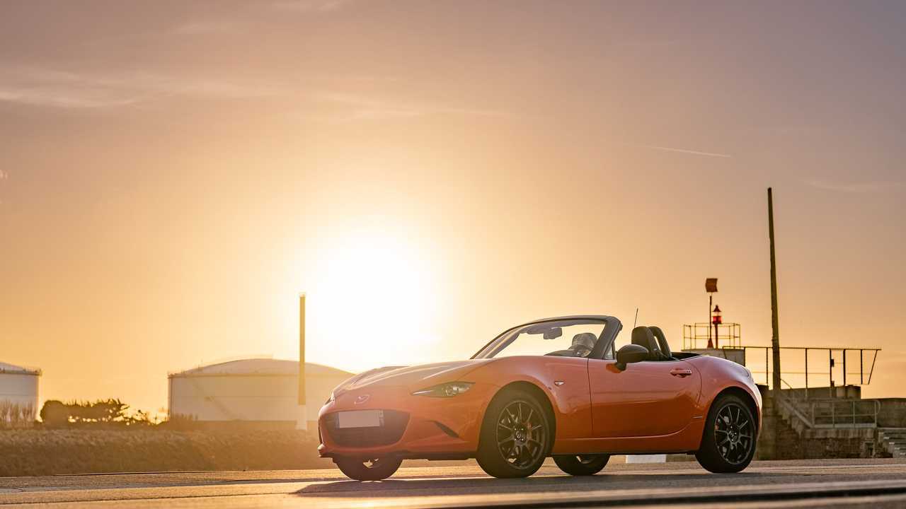 Porsche 911 Carrera GTS vs Mazda MX-5
