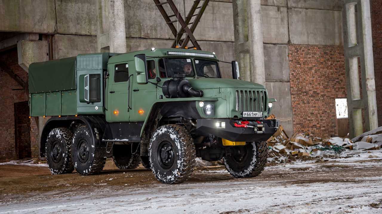 Barre Ural-TM nell'hangar
