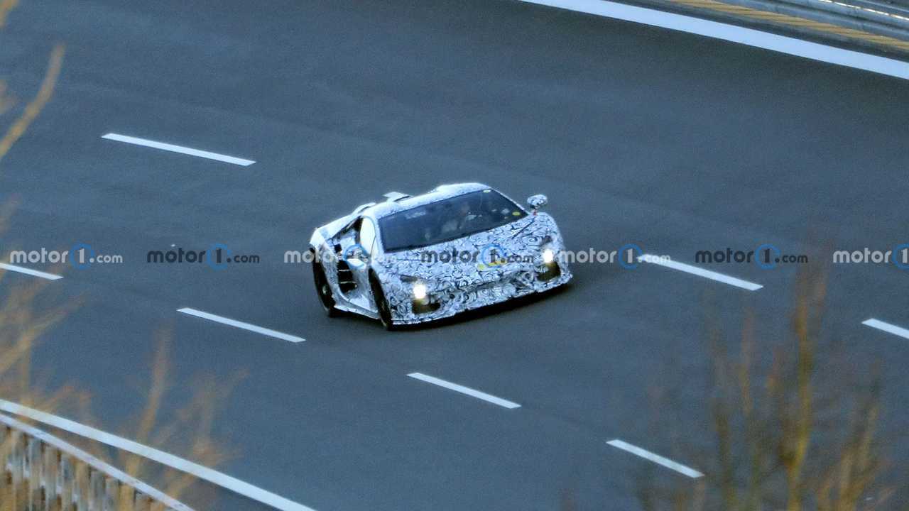 Nuova Lamborghini Aventador, le foto spia