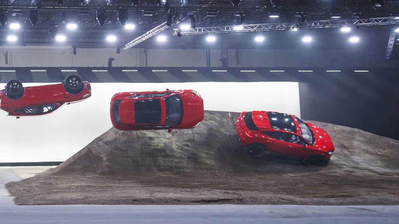 La Jaguar E-Pace impegnata nel salto in lungo avvitato