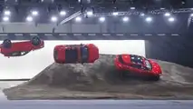La Jaguar E-Pace impegnata nel salto in lungo avvitato
