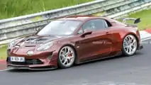 Le foto spia di una nuova versione dell'Alpine A110