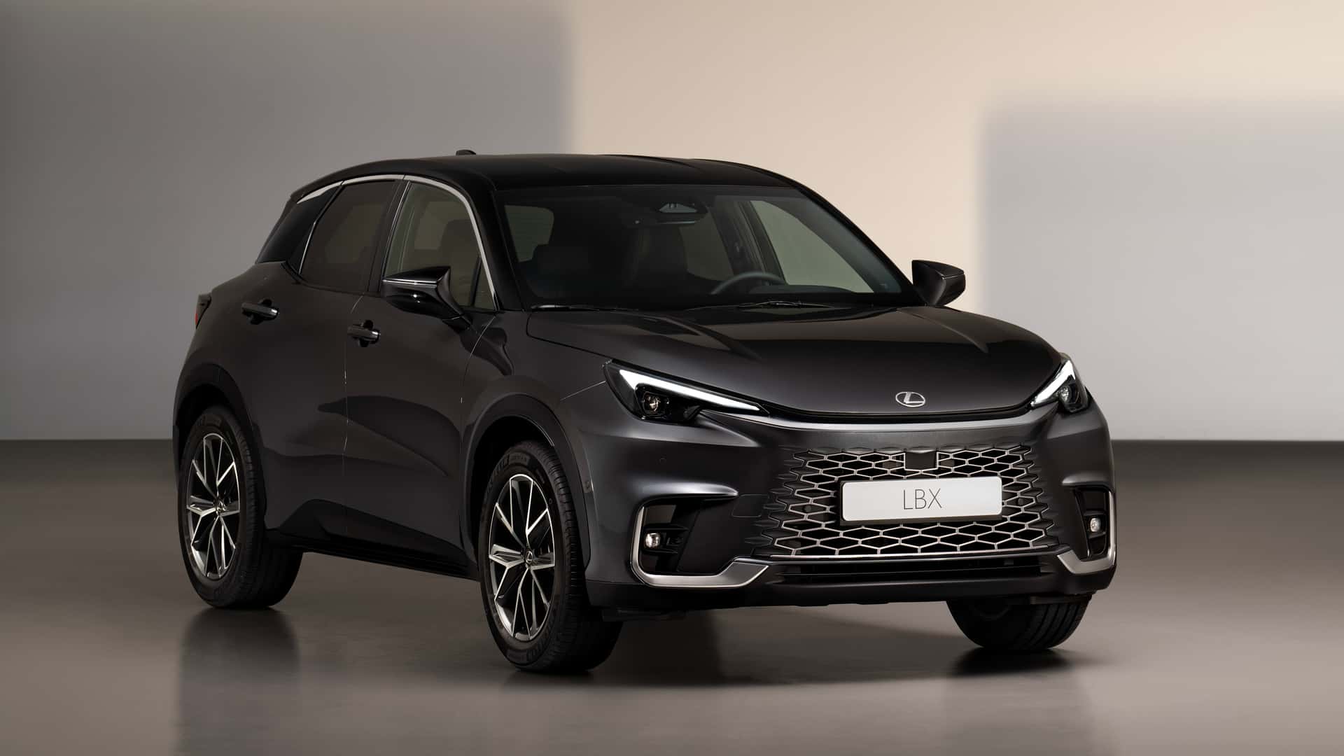 https://cdn.motor1.com/images/mgl/0e7PO3/s1/foto---lexus-lbx-2023-photogallery---immagini.jpg