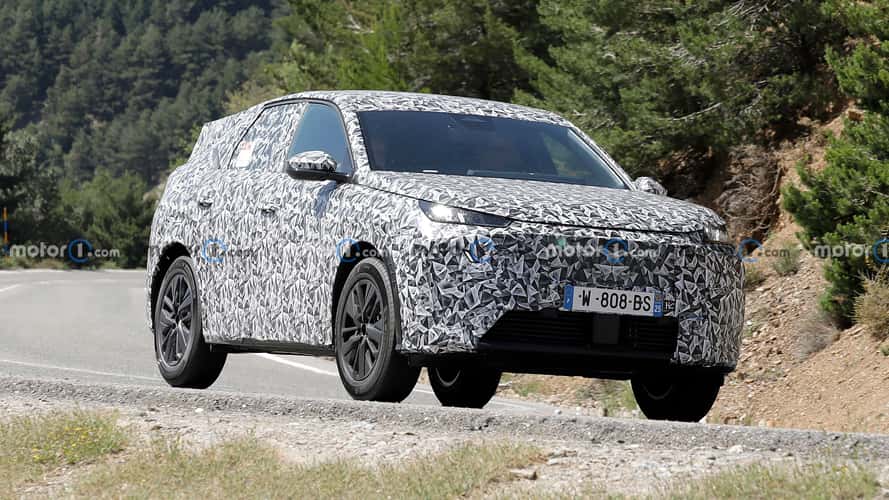 La nuova Peugeot 3008 inizia a scoprirsi