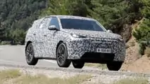 Foto spia con vista frontale della Peugeot 3008 2024