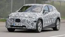 Foto spia del SUV Mercedes EQC di nuova generazione