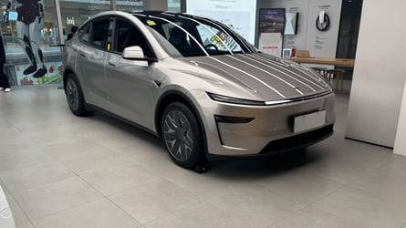 Tesla Model Y L Live Photos